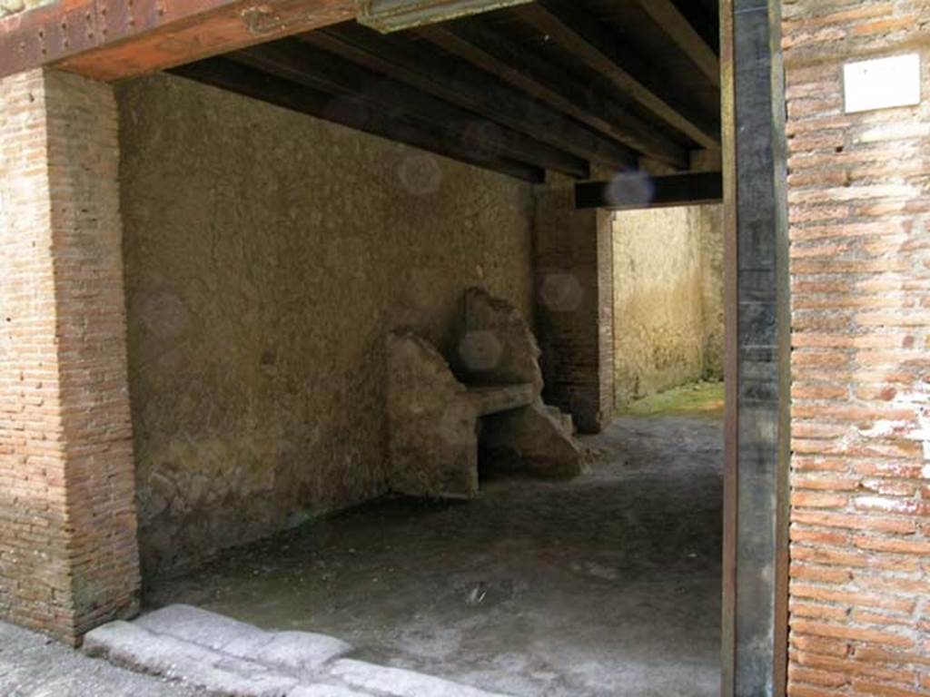 V.19, Herculaneum. June 2006. Looking east from entranve doorway towards east wall.
Photo courtesy of Nicolas Monteix.